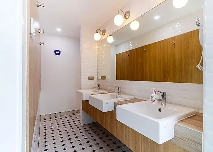 Hotel Oyo 753 Atnest 2*